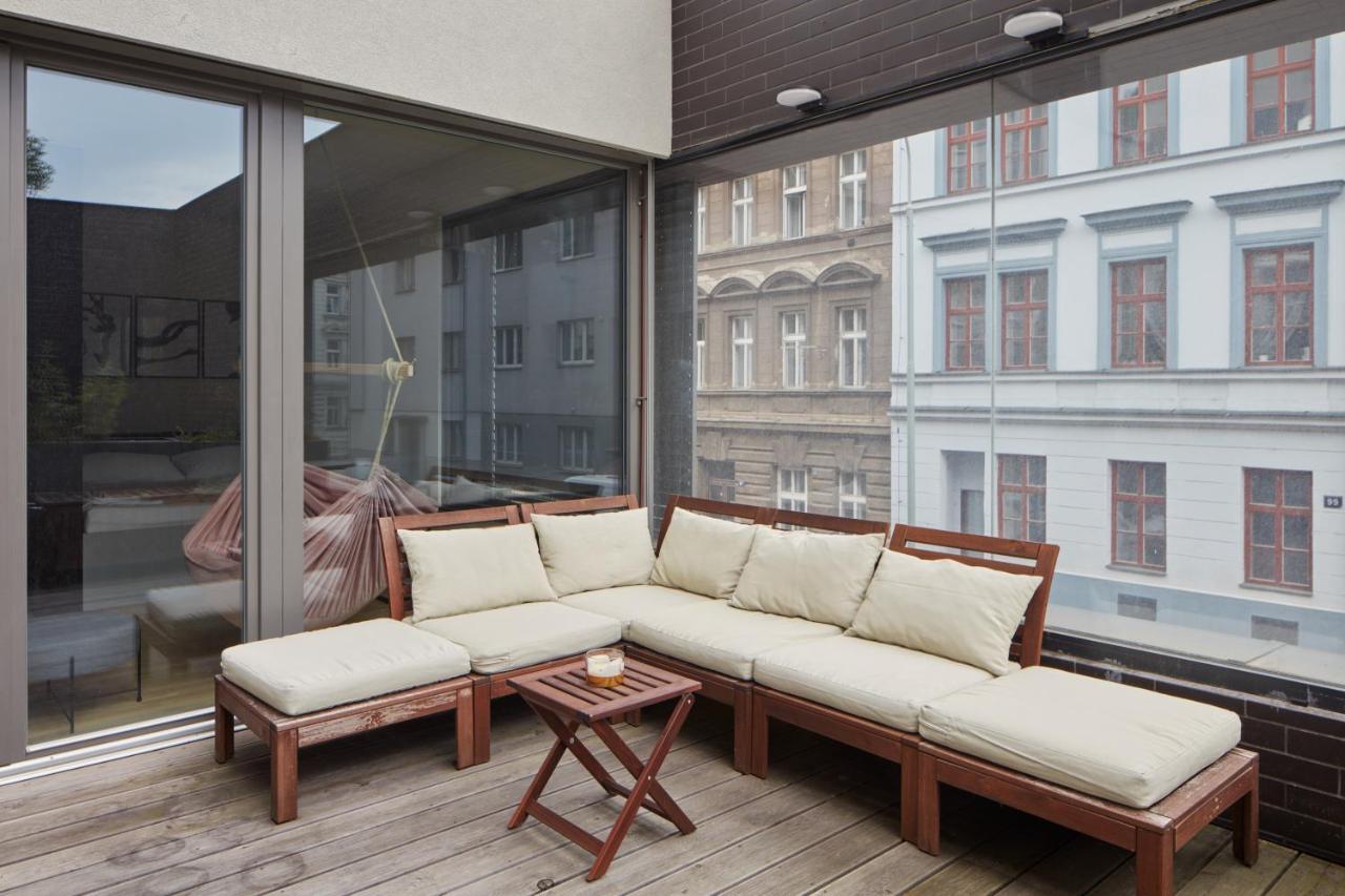Spacious In Smíchov By Days Apartmán