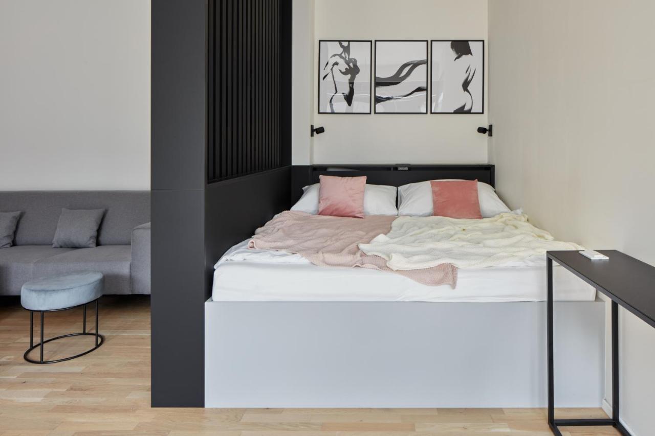 Spacious In Smíchov By Days Praha