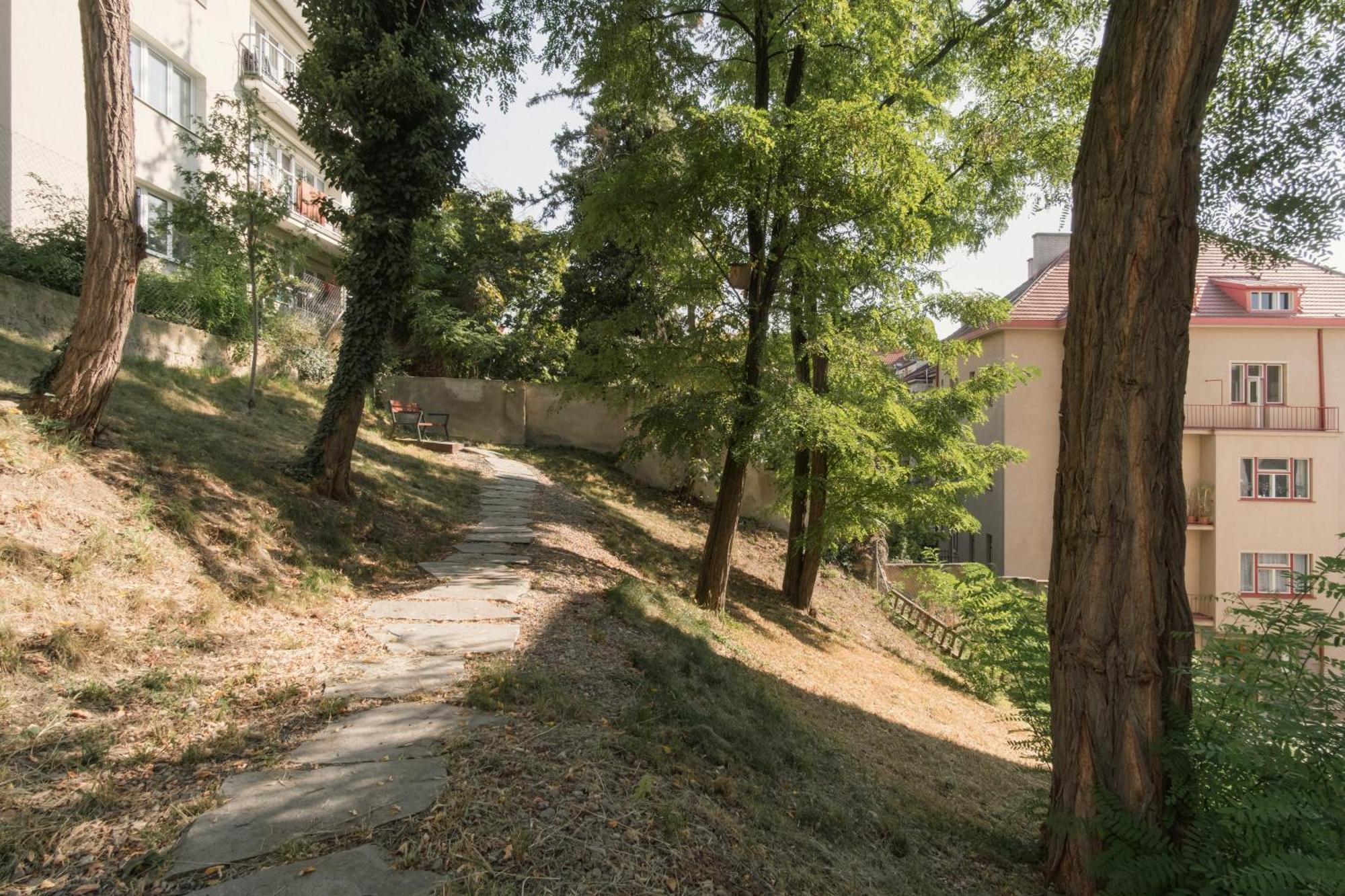 Spacious In Smíchov By Days * Praha